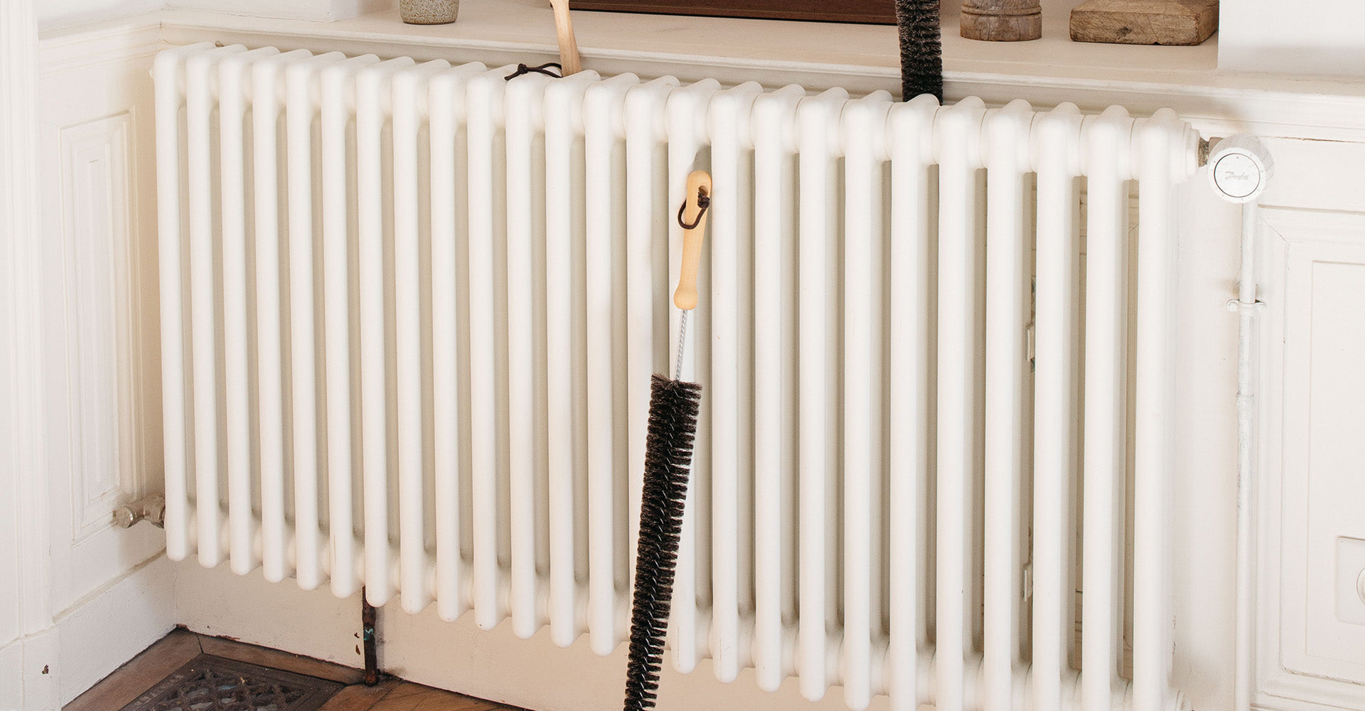 Comment nettoyer un radiateur ? Le guide complet pour le dépoussiérer et l’entretenir