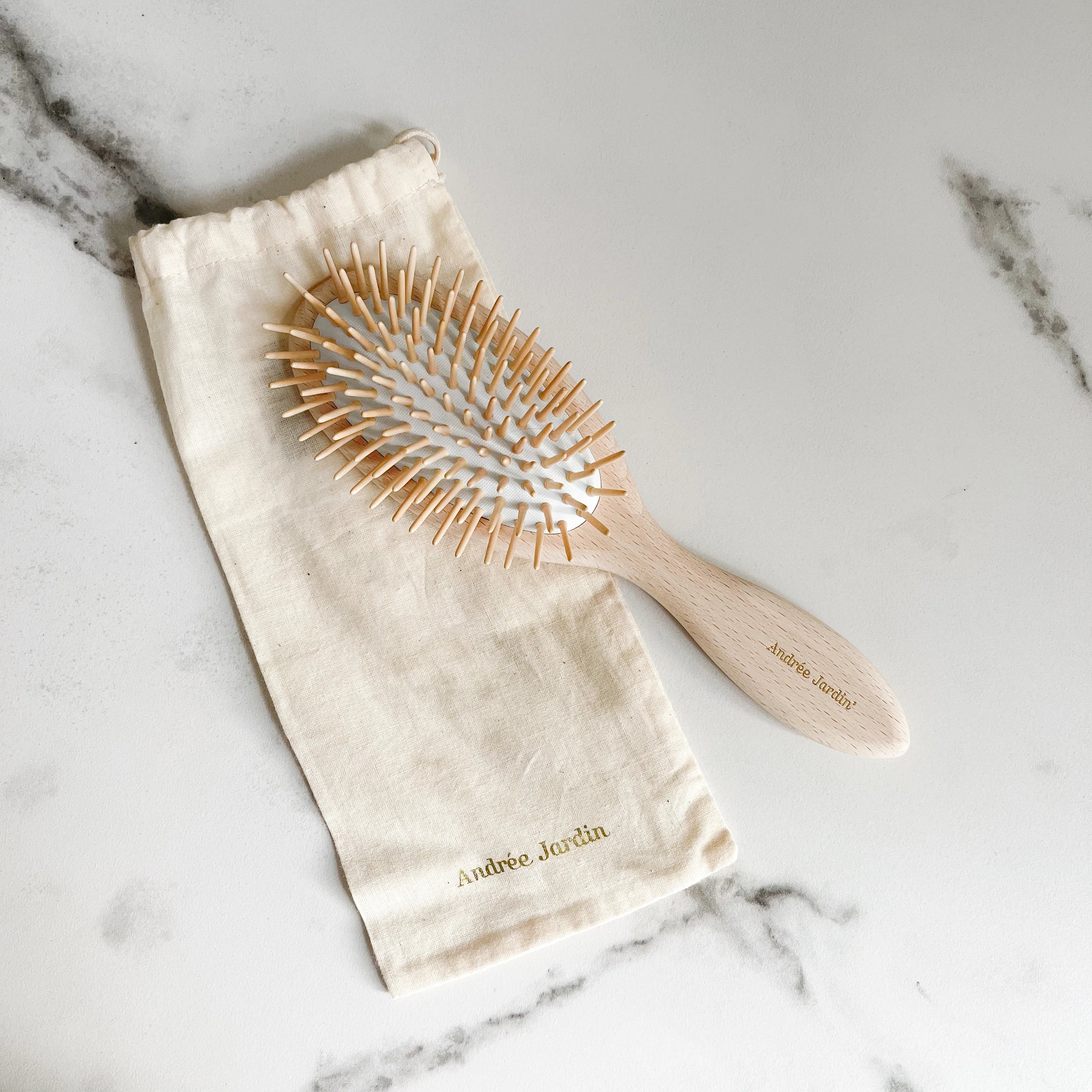 brosse démêlante salle de bain