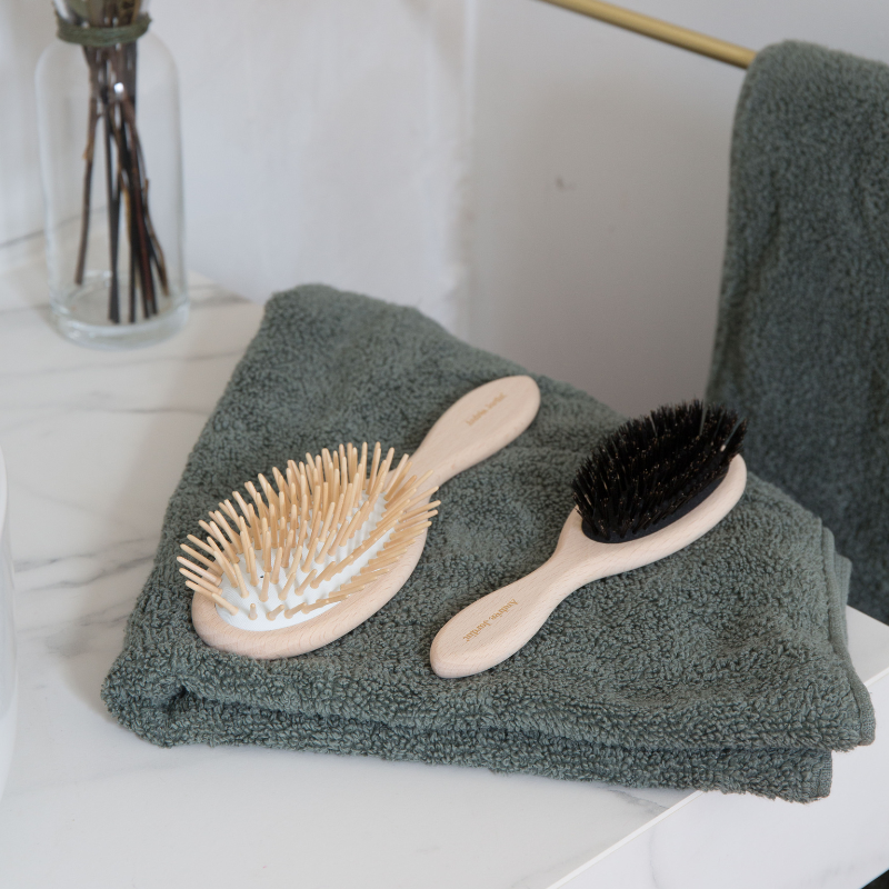 Detangling hairbrush