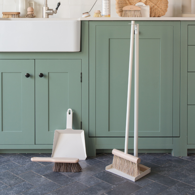 Clynk Natural long handled brush & dustpan set