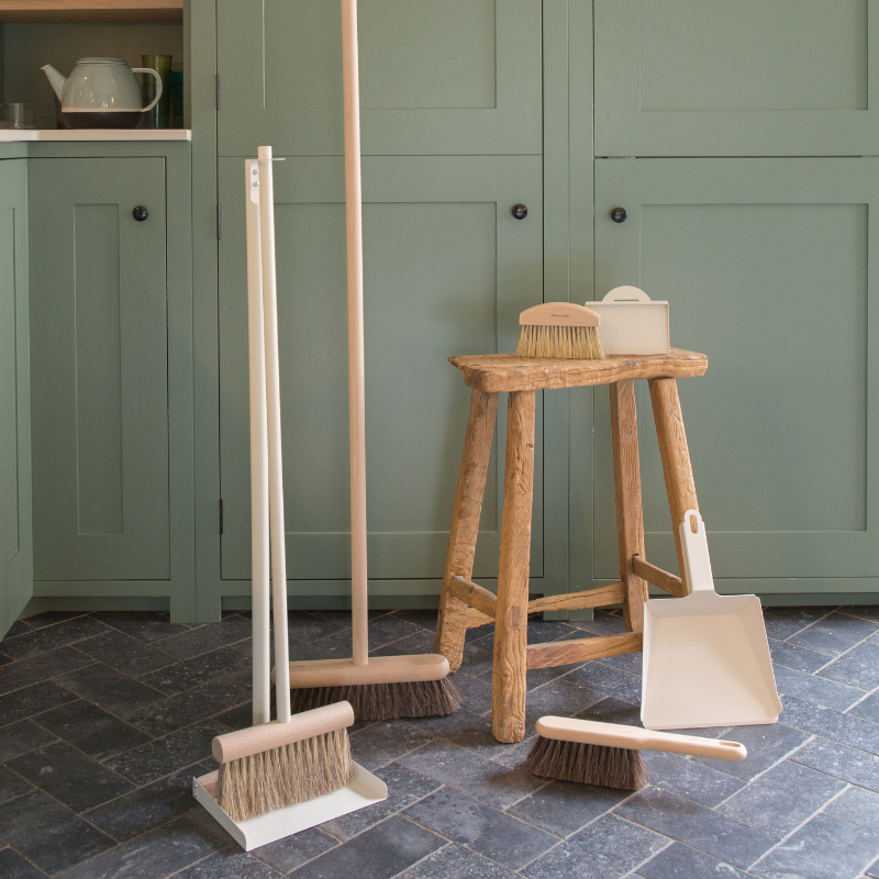 Clynk Natural long handled brush & dustpan set