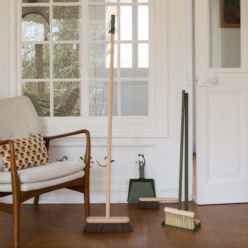 Clynk Natural long handled brush & dustpan set