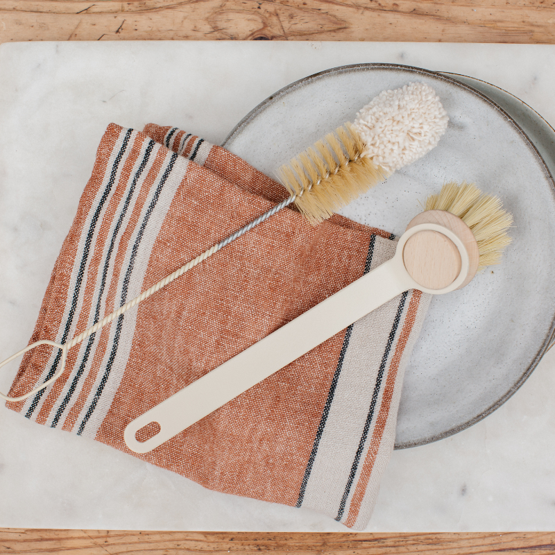 brosse vaisselle + goupillon