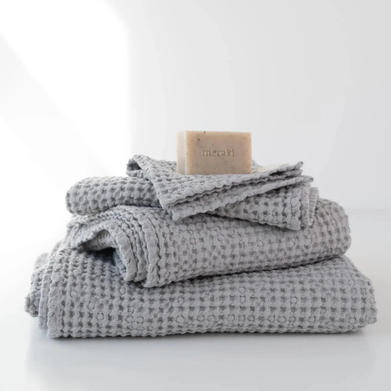 Serviette de bain gaufrée – Gris clair