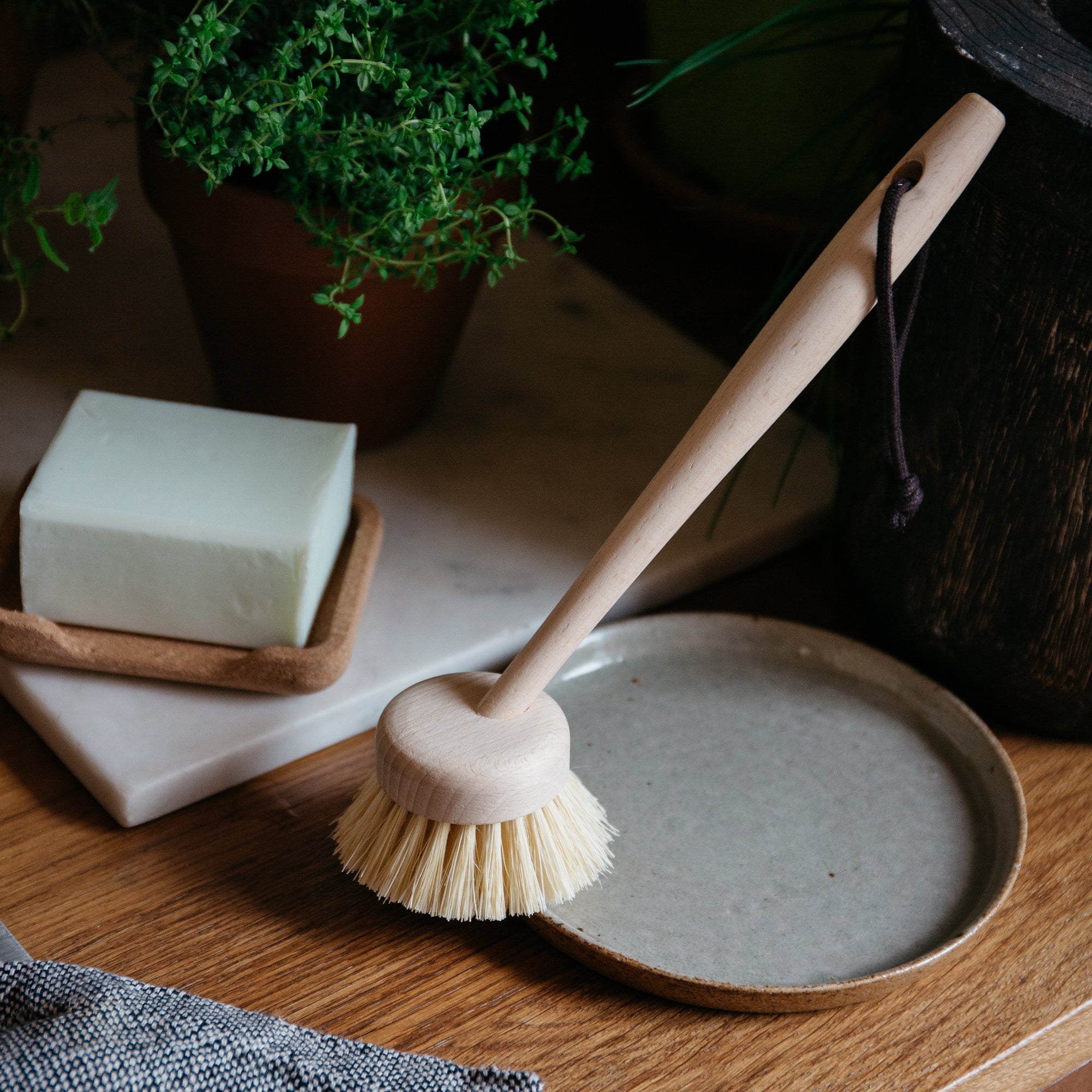 Brosse vaisselle en bois de hêtre et fibres de tampico